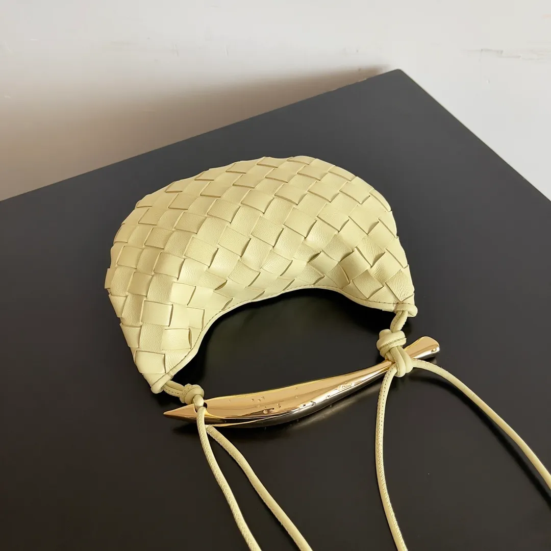 Batch of 1260 BV Mini Sardine is coming‼ ️Super high-end, stainless steel hardware + 24k real gold plating process, fish scales (concave and convex positions) are the finishing touch, the sardine bag that can be carried cross-body is completely beautiful to the heart. The metal element handle and the weaving are perfectly combined to completely integrate the artistic sense and elegance and fashion. It is really like a work of art🏺The large size is elegant, the small size is exquisite and cute, a must-have item for fashionistas, and the details are perfectly reproduced. Style number: 744267 Size 20*12*2.5